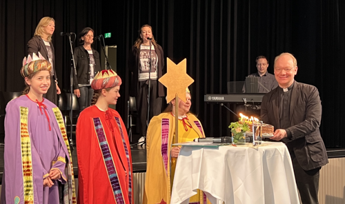 Winfried Peter Dankesbrunch anlässlich des zehnjährigen Bestehens des Seelsorgeraums Hohenems mit den Sternsingern und Pfarrer Thomas Heilbrun.